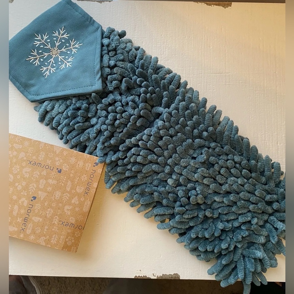 Norwex Teal Snowflake Chenille Hand towel NWT Christmas Winter - Picture 3 of 3
